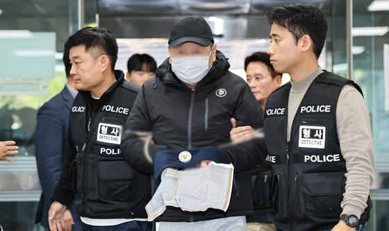 연쇄방화 혐의 70대 피의자, 구속영장심사 출석