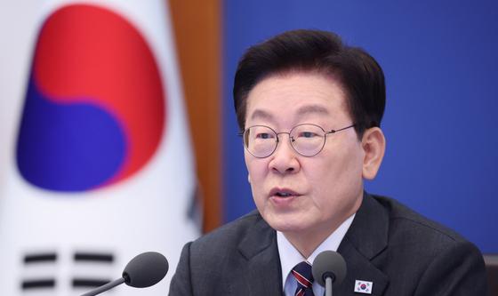 수석보좌관회의서 발언하는 이재명 대통령