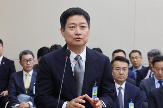 "위약금 면제 답하라" 거듭 추궁…홍범식 LGU+ 대표 '진땀'