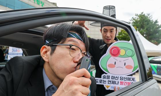 '술잔 비우면 운전석도 비우세요'