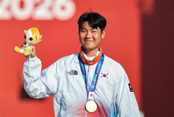 [뉴스1 PICK] 양궁 이우석, 리커브 남자 개인전 금메달 '아시안게임 2관왕'