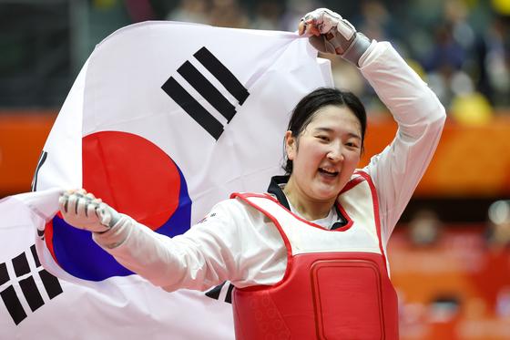 [뉴스1 PICK] 송다빈, 여자 67㎏ 초과급 정상…한국 태권도 겨루기 금맥 이었다