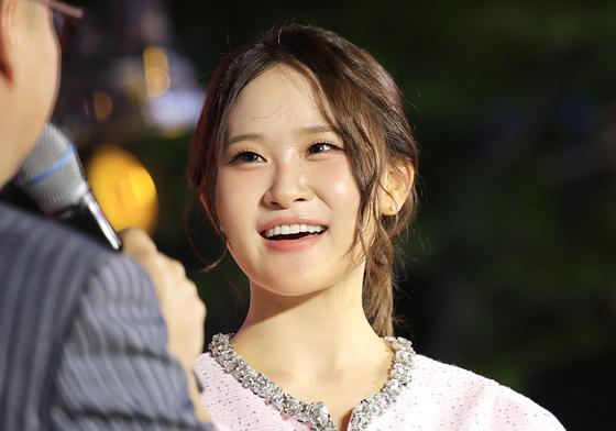 [뉴스1 ★] 김다현, BIFF 전야제 MC…핑크빛 응원 물결