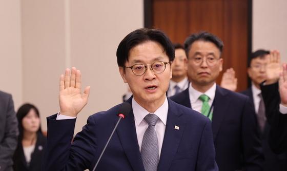 증인선서하는 김정관 장관