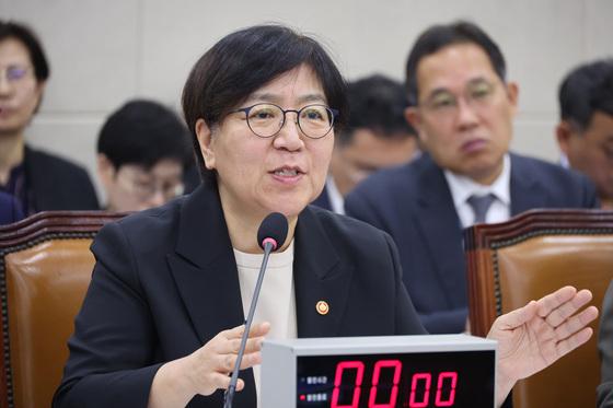"낙태약 도입은 입법부 패싱" 지적에…정은경 "불법·가짜 약물 여성 건강 위협"