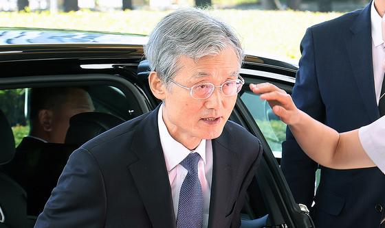 출근하는 조희대 대법원장