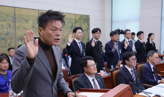증인 선서하는 박진영