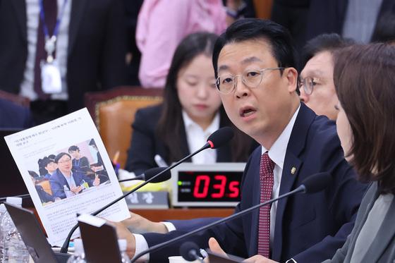 국감 사흘째 여야 격돌…'6인분 발언'·北 지뢰·ETF 놓고 불꽃 공방