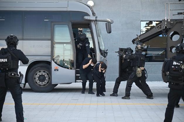 강원경찰청, ITS세계총회 앞두고 강릉서 '대테러 합동훈련'