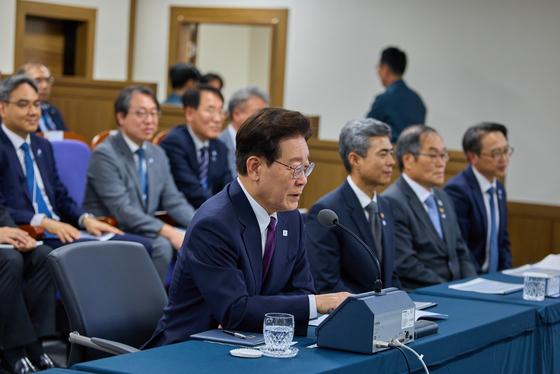 李대통령, 北도발에 신무기 발사 참관…대화복원 속 '강한 안보'