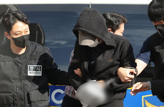 나주 60대 부부 살해 50대 영장심사 출석…"왜 죽였나" 질문에 침묵