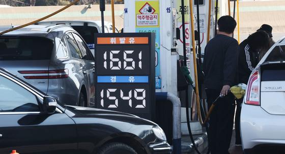 주유소 기름값 9주 연속 하락…"다음주도 하락 지속 전망"