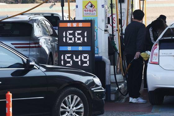 주유소 기름값 9주 연속 하락…"다음주도 하락 지속 전망"