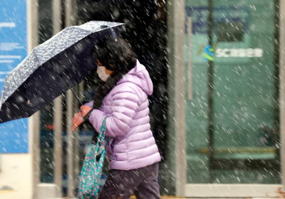 내일 낮 최고 12도 포근하지만…전국 눈·비에 미세먼지 '나쁨'