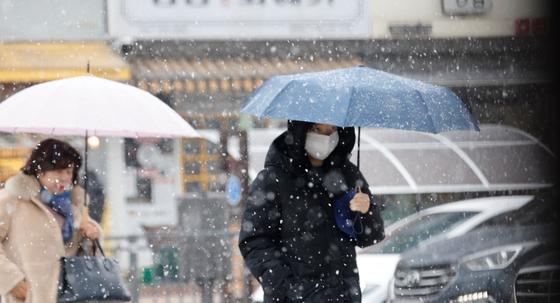 "전국 우산 챙기세요"…경상권 최대 10㎝ 눈 펑펑