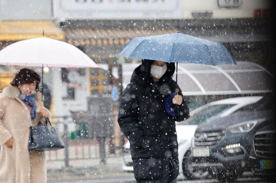 "전국 우산 챙기세요"…경상권 최대 10㎝ 눈 펑펑