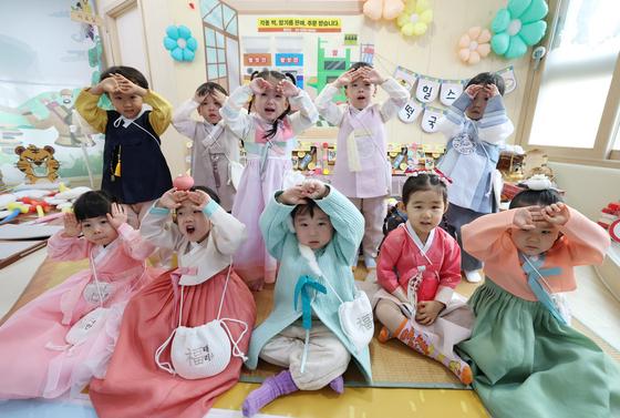 [뉴스1 PICK]알록달록 한복 입고 ‘새해 복 많이 받으세요’