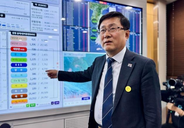 기후장관 집무실 첫 공개…책상엔 기후·AI 너머 경제·생존까지