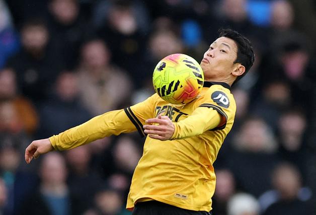 쓰러진 황희찬, 종아리 부상…울버햄튼 감독 "몇 주 결장"