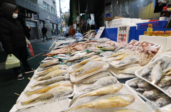 사과 63%·딸기 103%↑…6년 새 2배 뛴 설 차례상, 누적 인상에 '허덕'