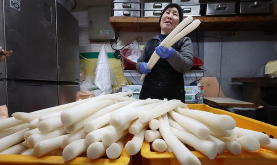 떡국용 가래떡 준비하는 손길