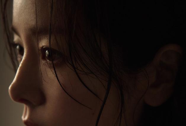 한지민, 쇄골 드러낸 고혹적 오프숄더 드레스…섹시미까지 [N화보]