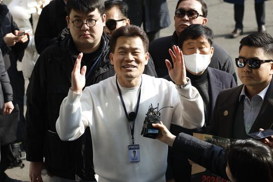 '李 대통령 명예훼손 혐의' 전한길 소환…"무리한 정치적 압박" 