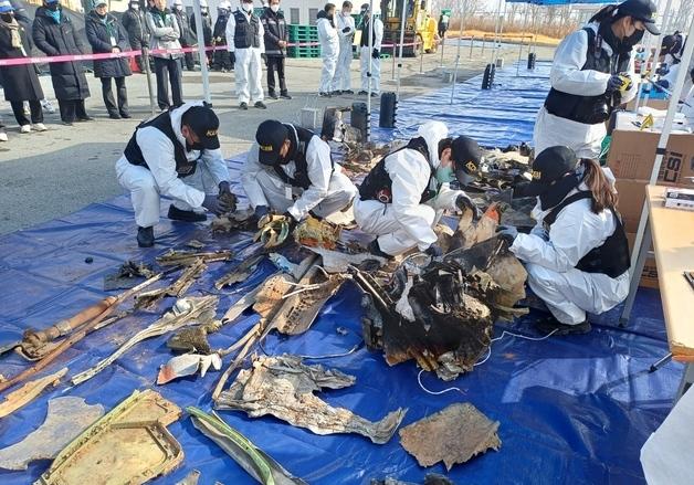 제주항공 참사 잔해 2차 재분류서 '사람 유해 추정' 25㎝ 뼈 발견