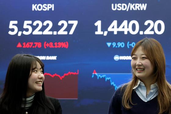 코스피 '개인 순매수 전환'…'18만전자'에 사상 최고가 경신