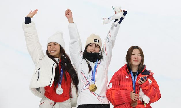 '금메달' 최가온, 우상 클로이 김과 함께