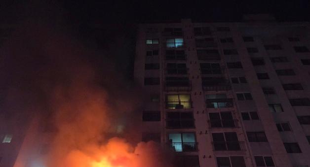 해운대구 아파트 화재 70대 남매 숨져…100여명 대피