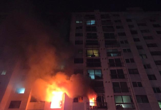 해운대구 아파트 화재 70대 남매 숨져…100여명 대피