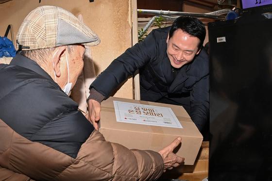 [뉴스1 PICK]장동혁 대표, 쪽방촌 찾아 설 선물 전달…"새해 복 많이 받으세요"