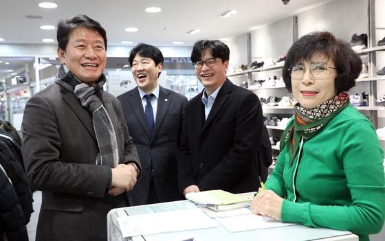 [르포] "온누리상품권 돼요, 들어오세요" 세정아울렛 상인들 '눈물 글썽'