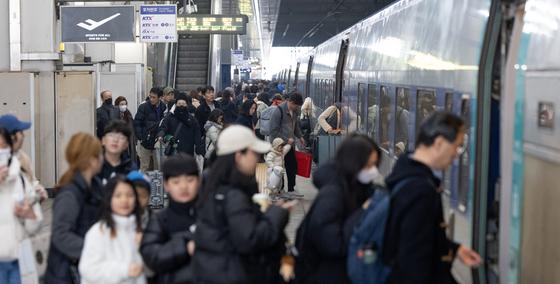 설 연휴 하루 전 서울역 '북적'…"98세 엄마 뵈러 딸들 다같이 가요"