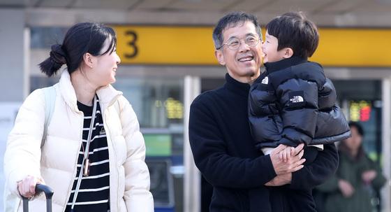 "성심당 빵 들고·꽃다발 안고…" 설 연휴 전국 귀성길 북적