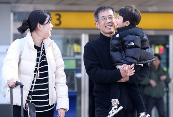 "성심당 빵 들고·꽃다발 안고…" 설 연휴 전국 귀성길 북적