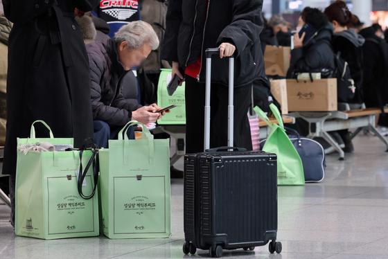 대전역·터미널 오전부터 북적…"가족과 설 명절" 설레는 귀성객