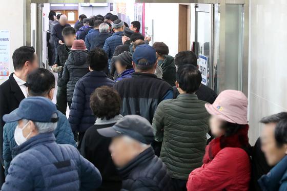 80세↑ 국민연금 100만명 시대…받는 건 '평균 25만원'뿐