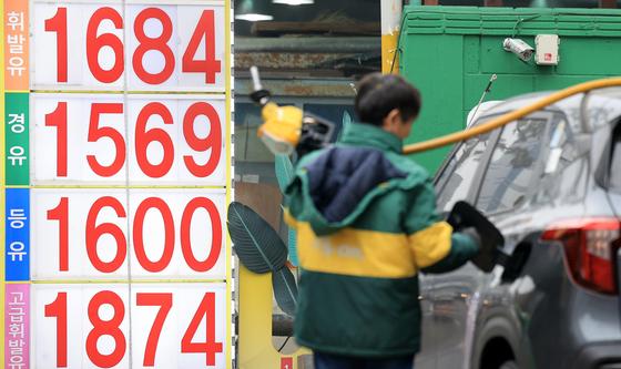 유류세 인하 2개월 연장한 정부