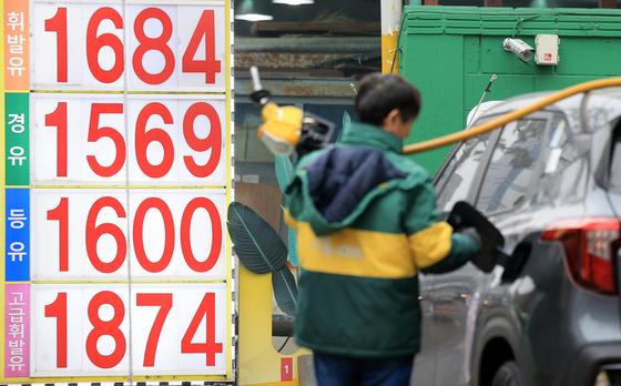 주유소 휘발유 가격 10주 연속 하락…"다음주 상승 전환 가능성↑"