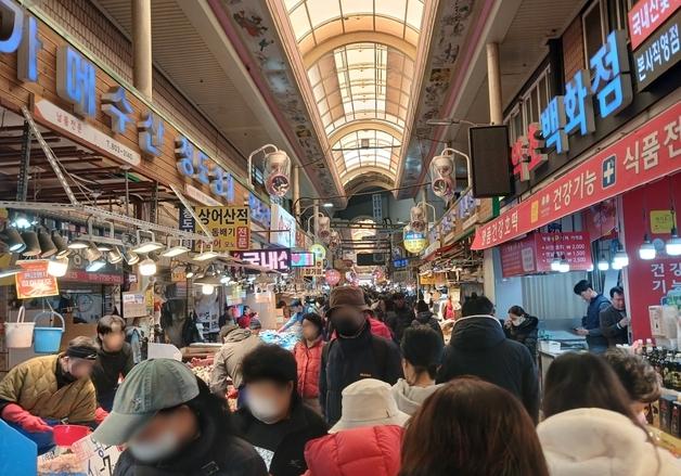 설 앞둔 부전시장 인파로 '후끈'…손님은 물건만 '들었다 놨다'