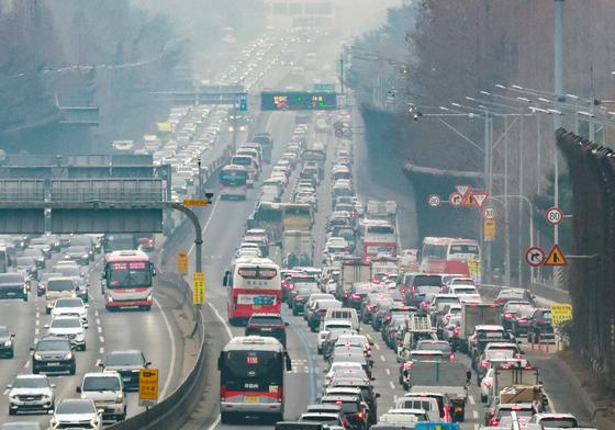 설 연휴 하루 앞 조기 귀성 행렬로 곳곳 정체…서울→부산 5시간