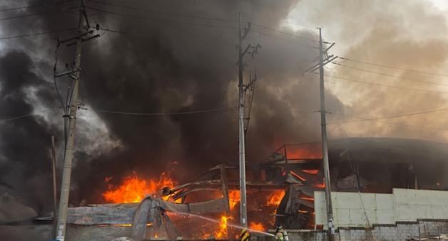 아산 철강업체서 불…60대 대표 사망·공장 1개동 전소