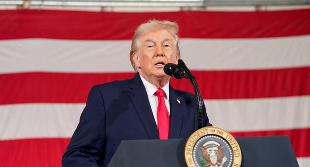 트럼프, 미군 기지서 "중간선거 공화당 찍어라" 연설 논란