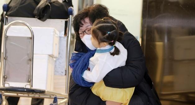 "할머니 품으로 달려간 손녀"…설 연휴 첫날 전국 웃음꽃