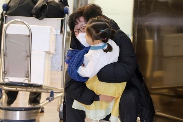 "할머니 품으로 달려간 손녀"…설 연휴 첫날 전국 웃음꽃