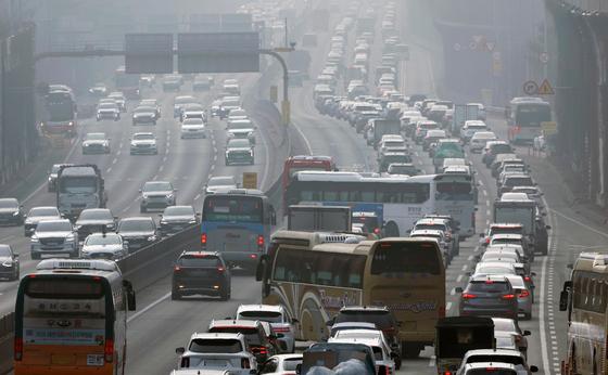 귀성길 정체 절정 찍고 해소…서울→부산 5시간 10분