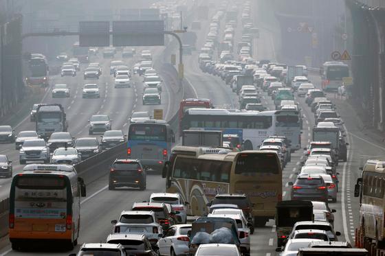 '귀성길 절정' 수도권·충청 곳곳 정체…서울→부산 6시간