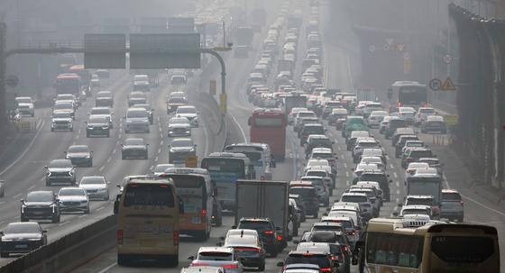 설날 귀경길 정체 시작…부산→서울 6시간 40분